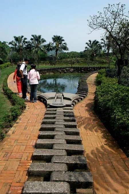 The zippers keep coming! We found this one in Taiwan... Ju Chun is a renowned Taiwanese sculptor. He created this pond for the Juming Museum, located just outside Taipei. Nice?