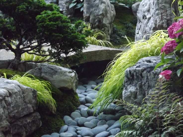 An image of dry river bed landscaping art. 