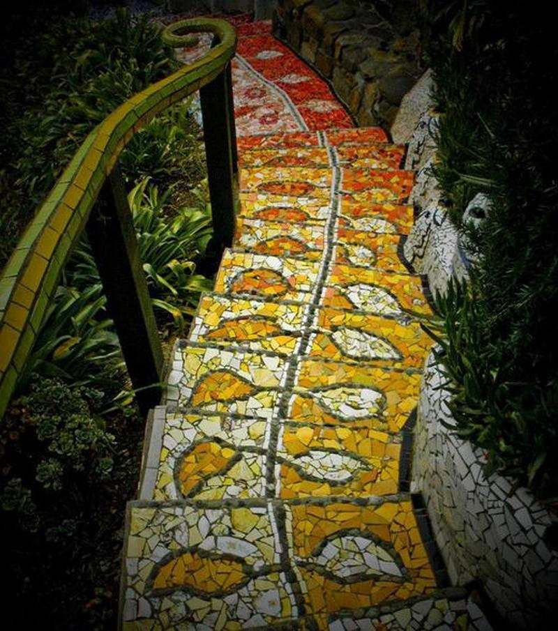 We've mentioned before the importance of ensuring that mosaic paths always have a rough finish, either by using tiles, stones etc that have a rough finish or by putting a non-slip coating on your finished product.  Here's a classic example of a mosaic staircase that could be very slippery (and dangerous) when wet.