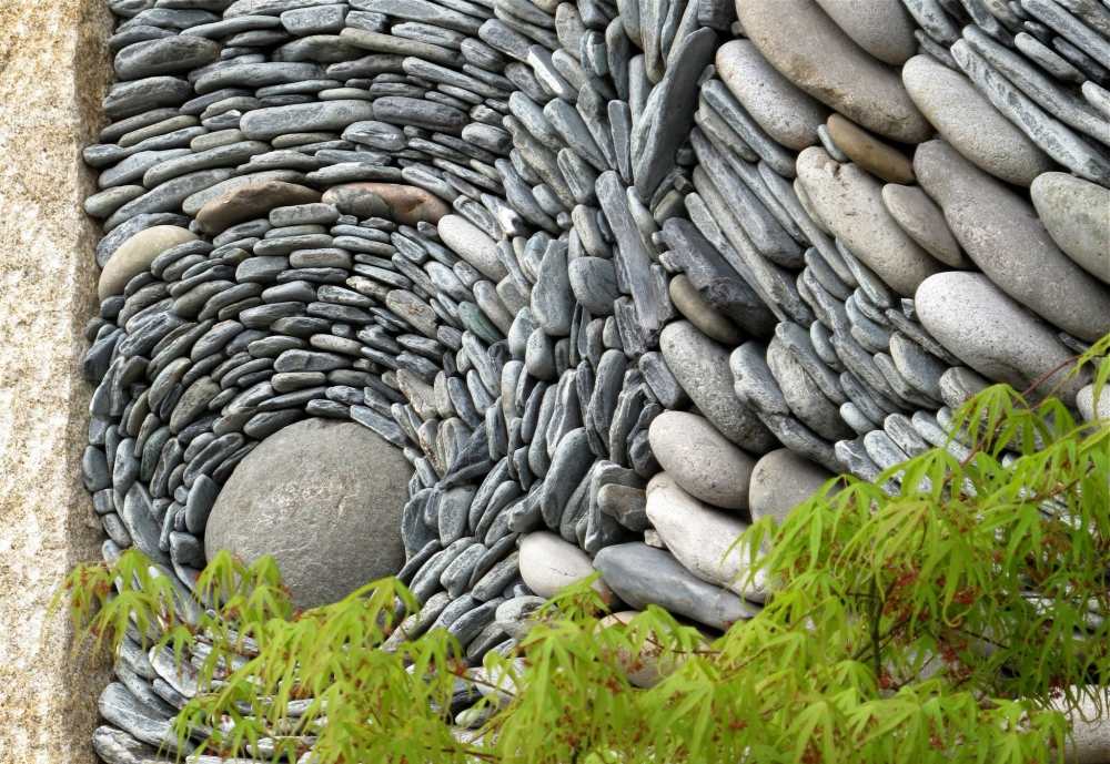 Discussion with stone