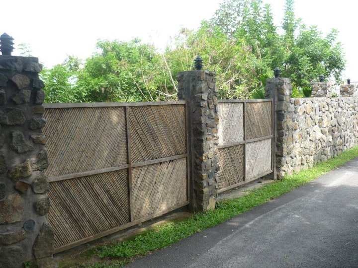 So often when people try to blend different styles it ends up looking "wrong".  Personally, I don't think this is the case here with this huge stone wall combined with bamboo gates.  What do you think of it? Have they got it right?