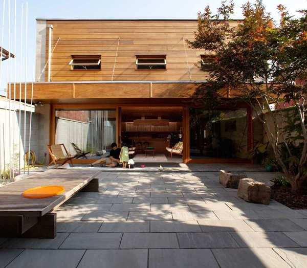 This roof-top courtyard privides privacy in Toronto