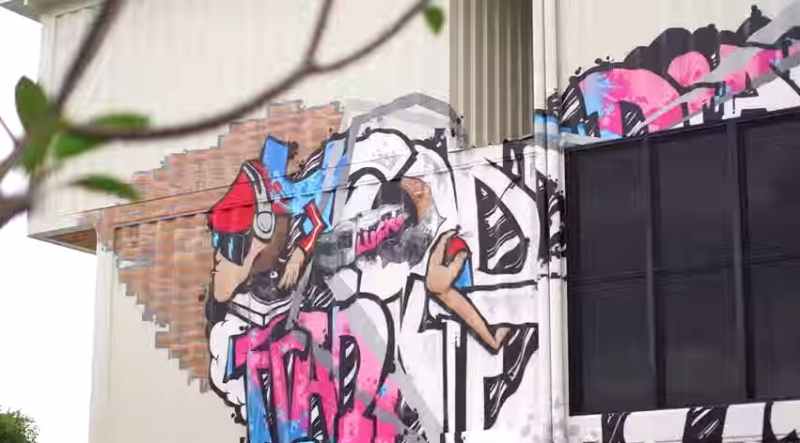 31 container home in Brisbane Australia - Urban art-2