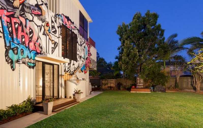 31 container home in Brisbane Australia - Urban art