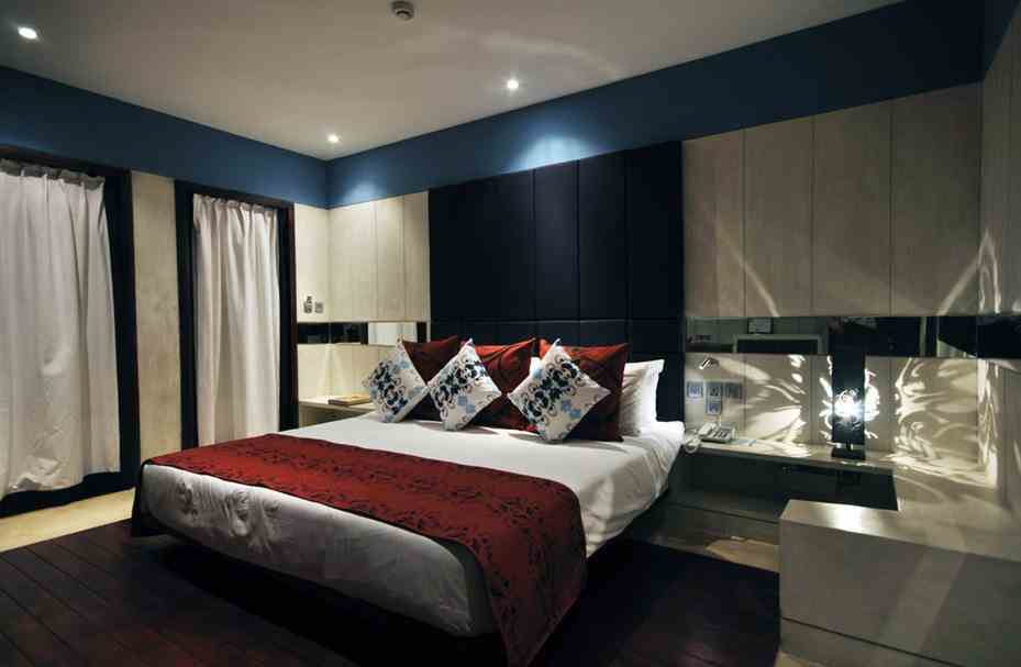 Elegant Bedroom for Adult