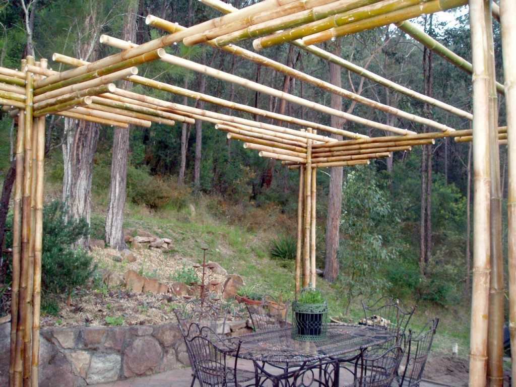 The pergolas on the top add to the overall rigidity and provide support for the vines.