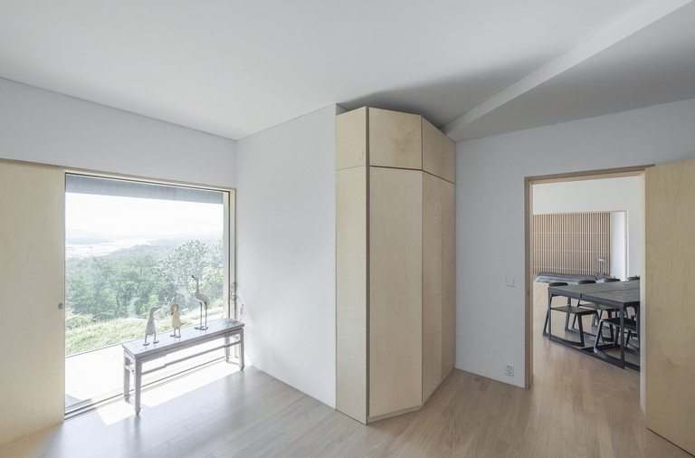 Tilt Roof House in South Korea