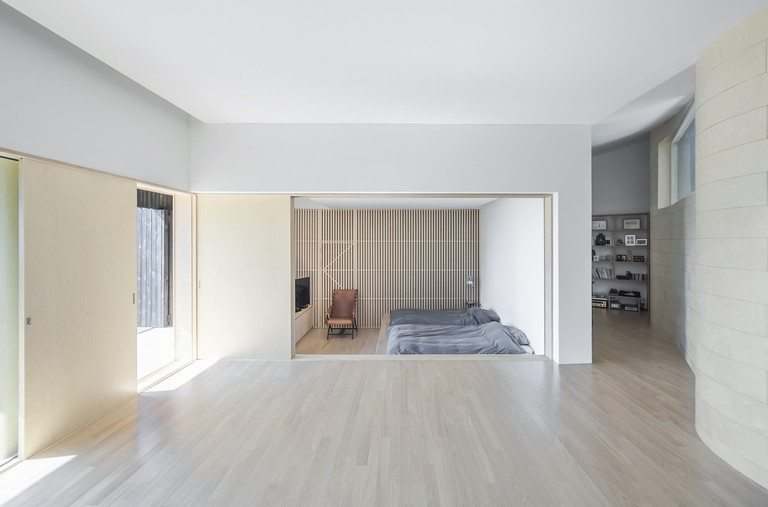 Tilt Roof House in South Korea