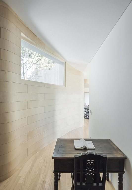 Tilt Roof House in South Korea