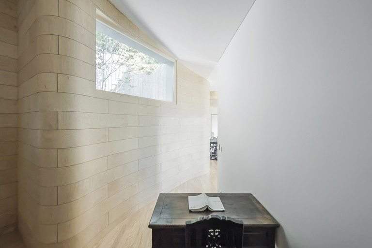 Tilt Roof House in South Korea