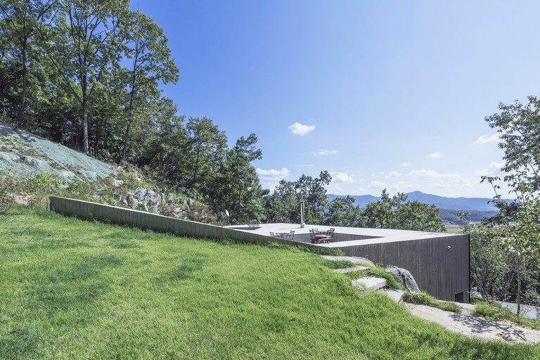Tilt Roof House in South Korea