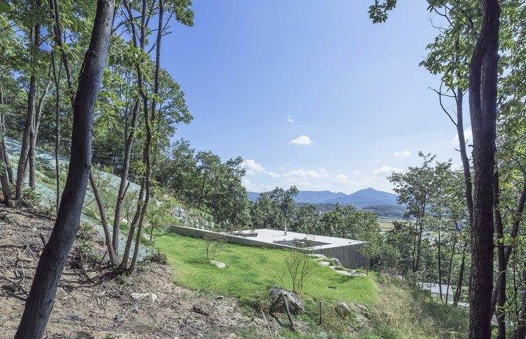 Tilt Roof House in South Korea