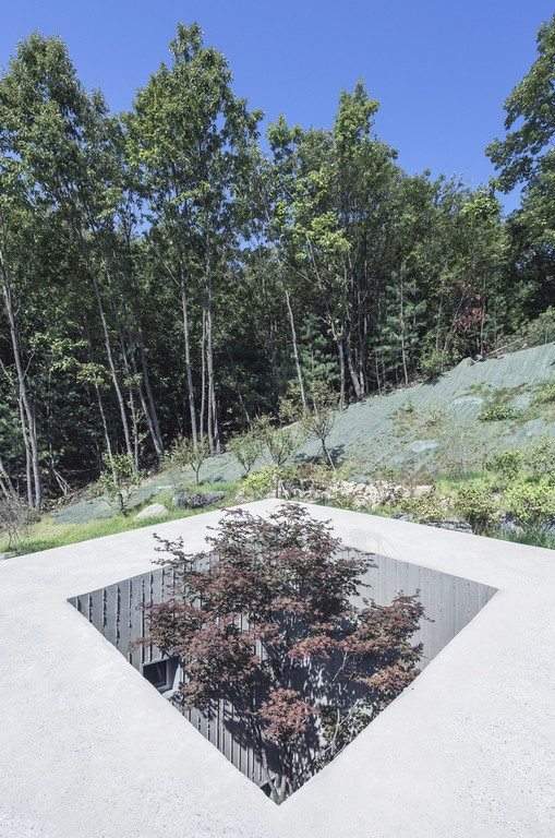 Tilt Roof House in South Korea