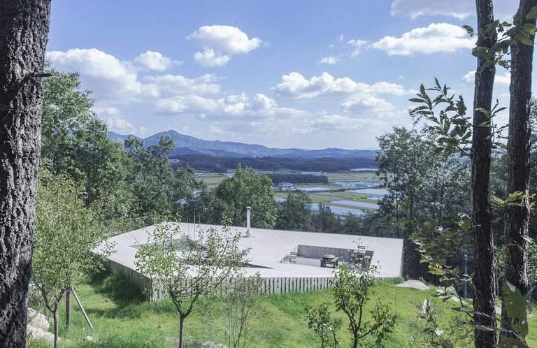 Tilt Roof House in South Korea