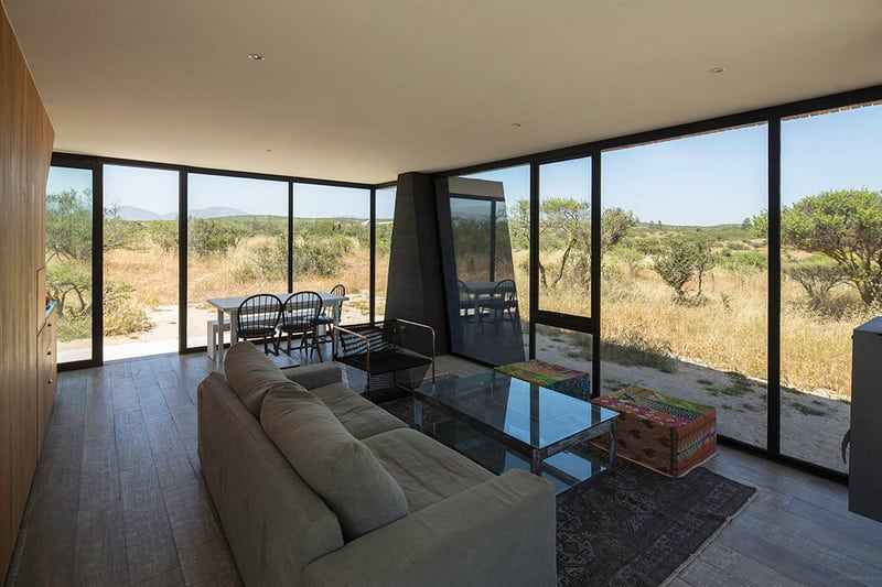 All-glass walls create an indoor/outdoor living space.