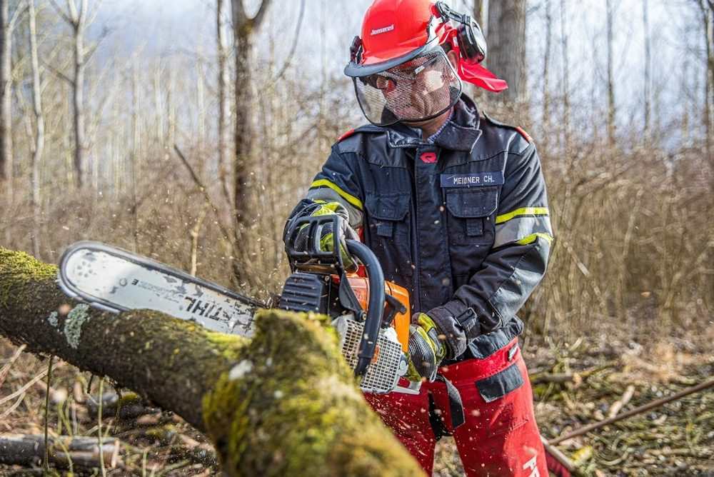 This blog post will delve into the various steps you can take to properly prepare your property for tree removal.