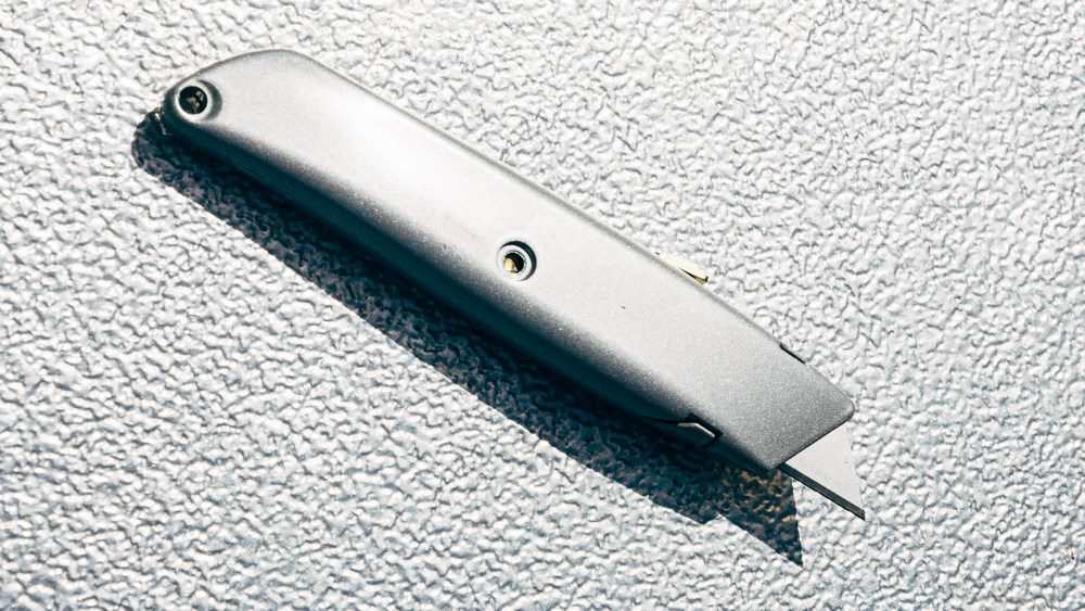 When choosing a utility knife, choose one with a comfortable grip and a retractable blade. It's just safer that way!