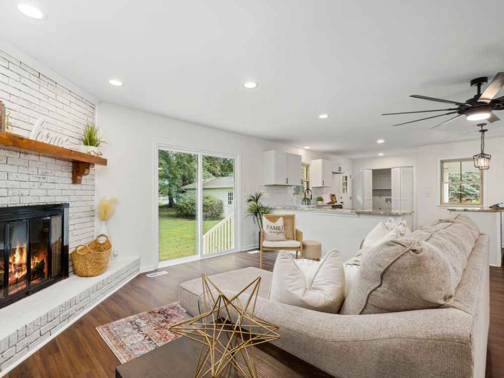An image of a living room fully utilizing natural lighting.