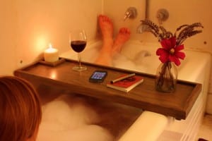 Creative DIY Bathtub Caddy