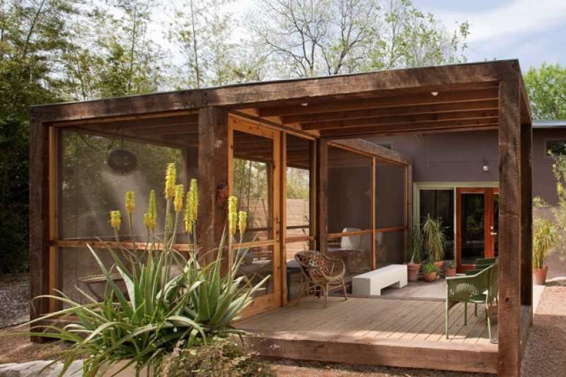 A combination of screened and open areas