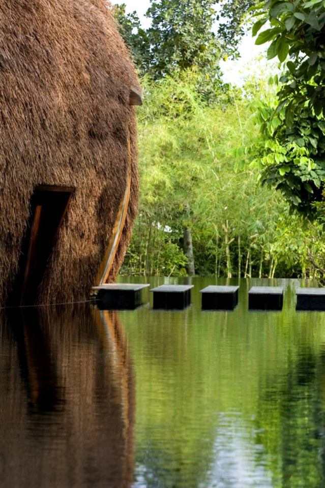 If a bar is a place to relax, surely this entry has achieved that purpose before you even step inside. Thoughts?